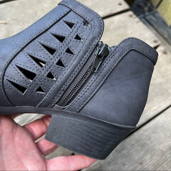 Soda Chance Black Perforated Cut Out Stacked Block Heel Ankle Booties Shoes Sz 7 - Picture 9 of 13